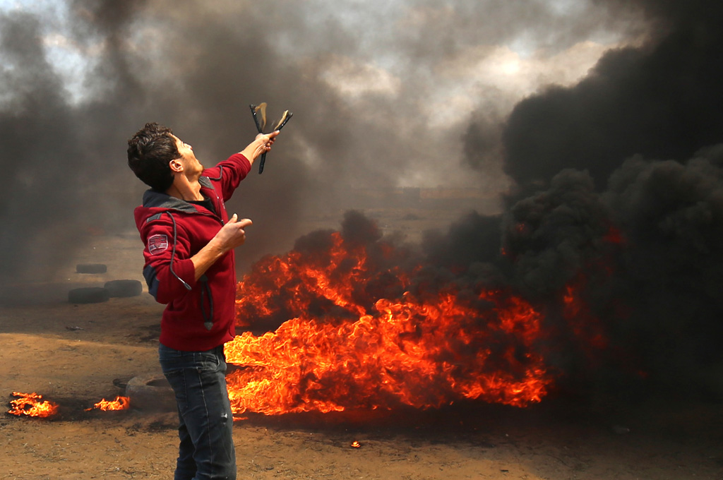 Palästinenser schleudert Stein Richtung israelische Grenze