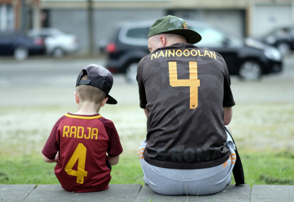 Gerade einmal 40 Nainggolan-Fans hatten sich vor dem Sitz des Fußballverbands in Brüssel versammelt (Bild: Eric Lalmand/Belga)