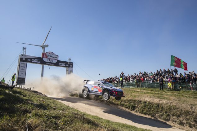 Thierry Neuville und Nicolas Gilsoul beim Fafe-Jump (Bild: Austral/Hyundai Motorsport GmbH)