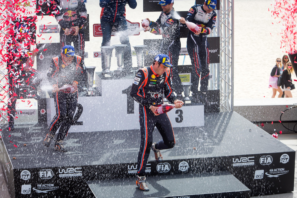 Thierry Neuville und Nicolas Gilsoul feiern den Sieg (Bild: Fabien Dufour/Hyundai Motorsport GmbH)