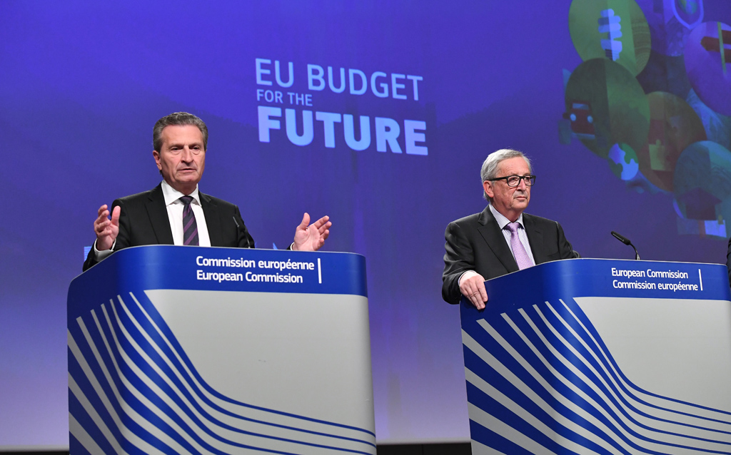 Haushaltskommissar Günther Oettinger und EU-Kommissionspräsident Jean-Claude Juncker (Bild: Emmanuel Dunand/AFP)