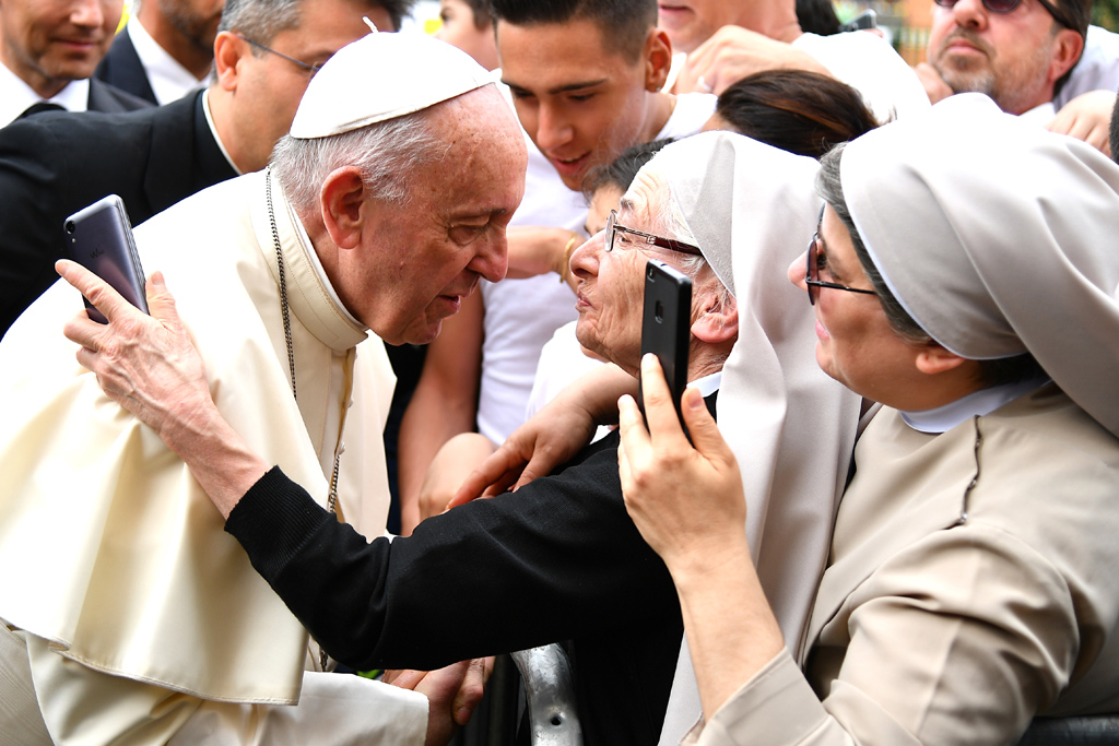 Papst und Nonnen