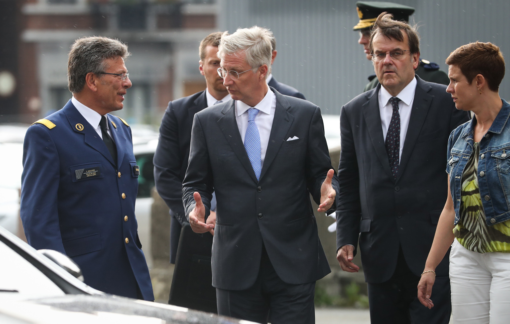 Christian Beaupere, Chef der Lütticher Polizei, König Philippe und Lüttichs Bürgermeister Willy Demeyer (Bild: Virginie Lefour/Belga)