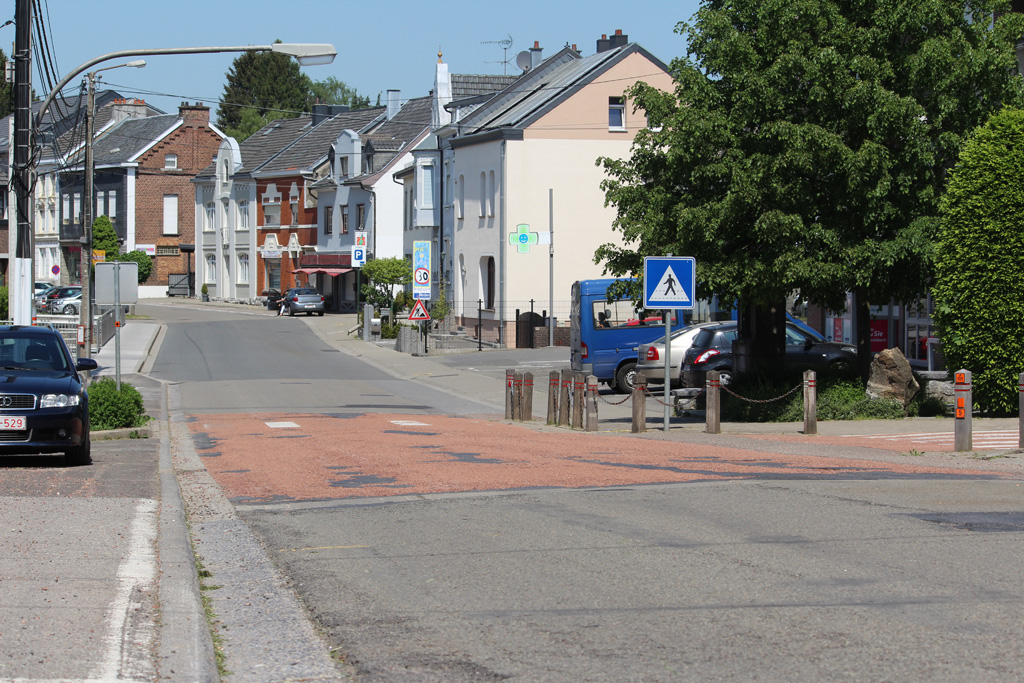 Die Hauptstraße in Raeren (Bild: Lena Orban/BRF)