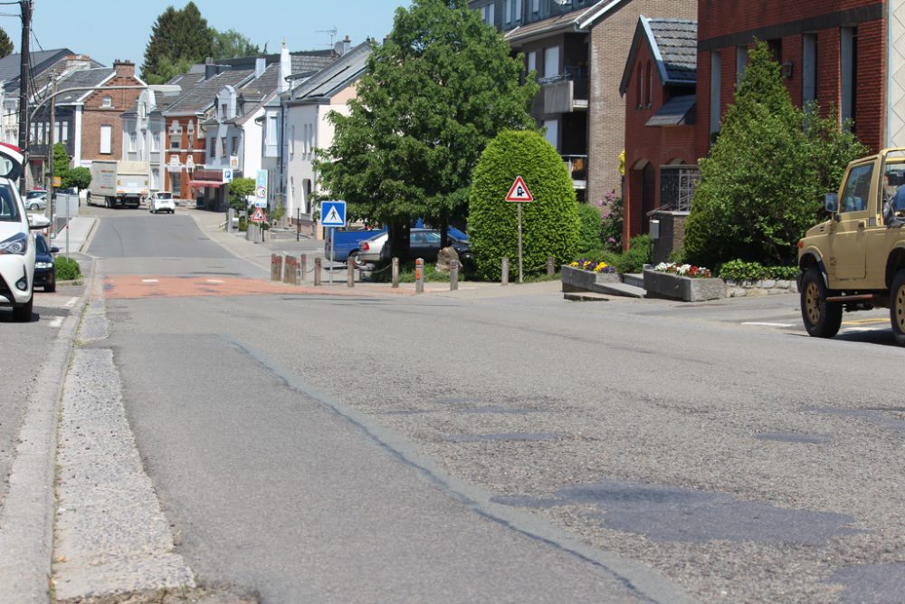 Die Hauptstraße in Raeren (Bild: Lena Orban/BRF)