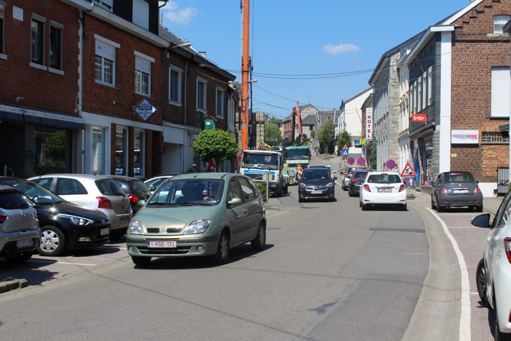 Die Hauptstraße in Raeren (Bild: Lena Orban/BRF)