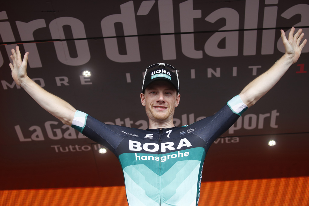 Sam Bennett (Bora-Hansgrohe) am 11.5.2018 auf dem Podium nach dem Sieg der siebten Etappe der 101. Giro d'Italia