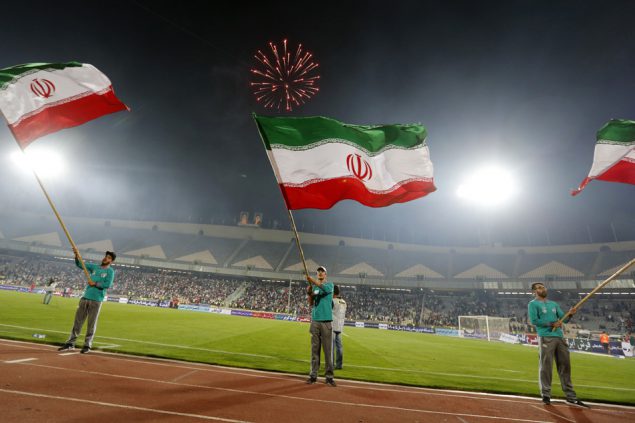 Iranische Flaggen wehen am 19.5.2018 im Azadi-Stadion in Teheran