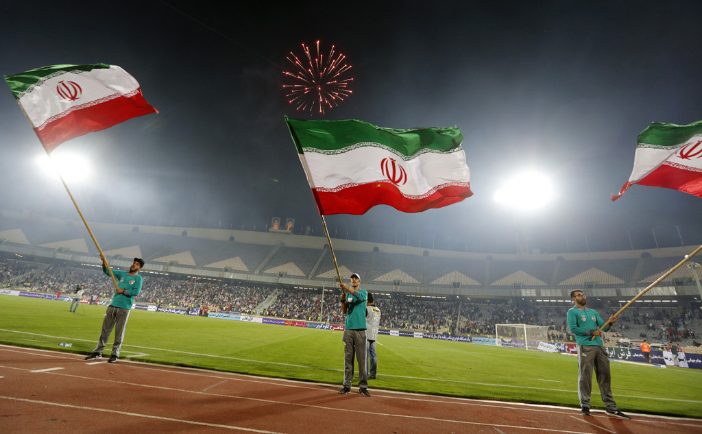Iranische Flaggen wehen am 19.5.2018 im Azadi-Stadion in Teheran