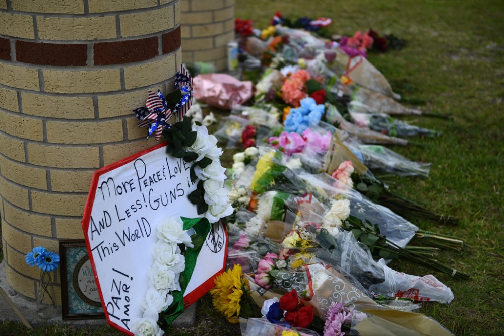 Blumen für die Opfer des Amoklaufs an der High School in Santa Fe (Bild: Brendan Smialowski/AFP)