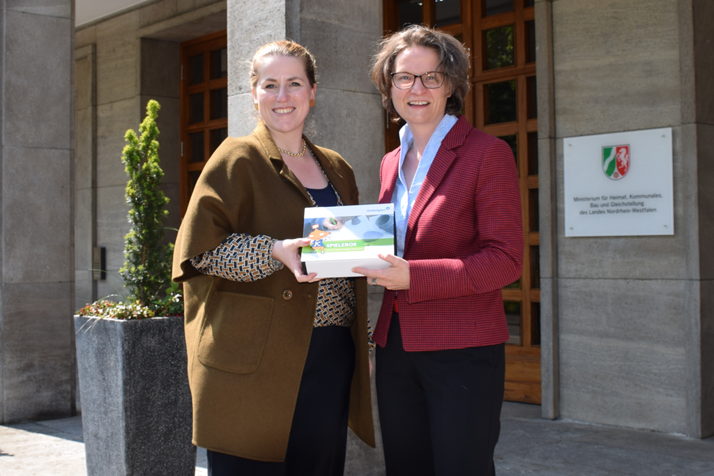 Isabelle Weykmans mit der nordrheinwestfälischen Ministerin Ina Scharrenbach (Bild: Kabinett Weykmans)