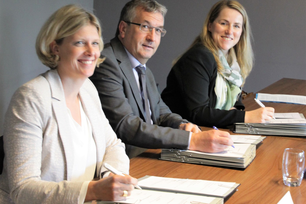Nathalie Klinkenberg von der WFG, Pierre-Yves Jeholet und Isabelle Weykmans unterzeichnen die neue Vereinbarung (Bild: Kabinett Weykmans)