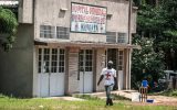 Mitarbeiter des Internationalen Roten Kreuzes am 22.5.2018 vor einer Quara&t¨ne-Zone des Wangata-Krankenhauses in Mbandaka