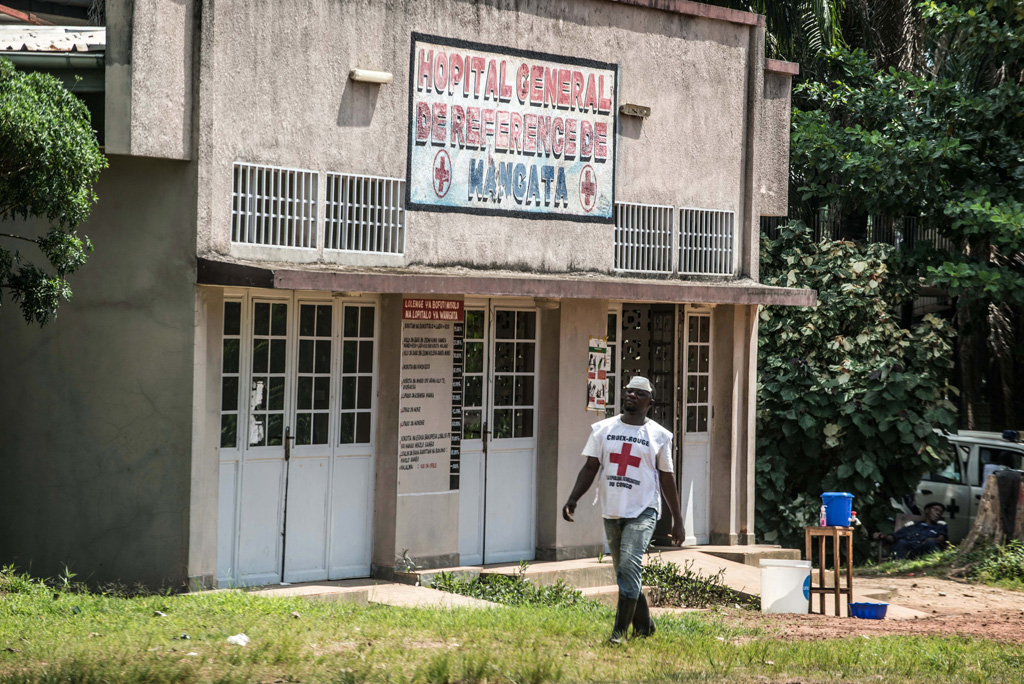 Mitarbeiter des Internationalen Roten Kreuzes am 22.5.2018 vor einer Quara&t¨ne-Zone des Wangata-Krankenhauses in Mbandaka