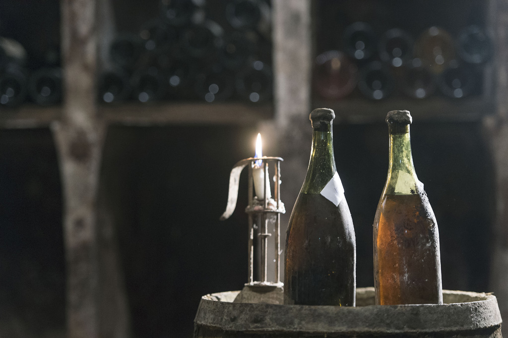 Zwei der drei "Vin Jaune"-Weinflaschen aus dem Jahr 1774