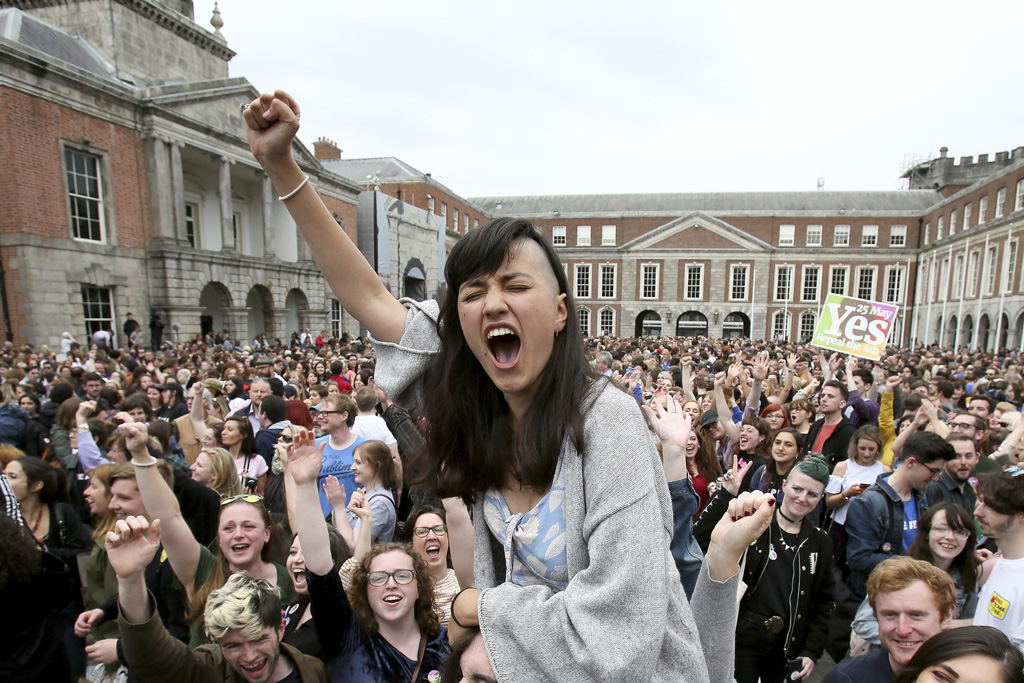 Iren feiert das Resultat des Abtreibungsreferendums (Bild: Paul Faith/AFP)