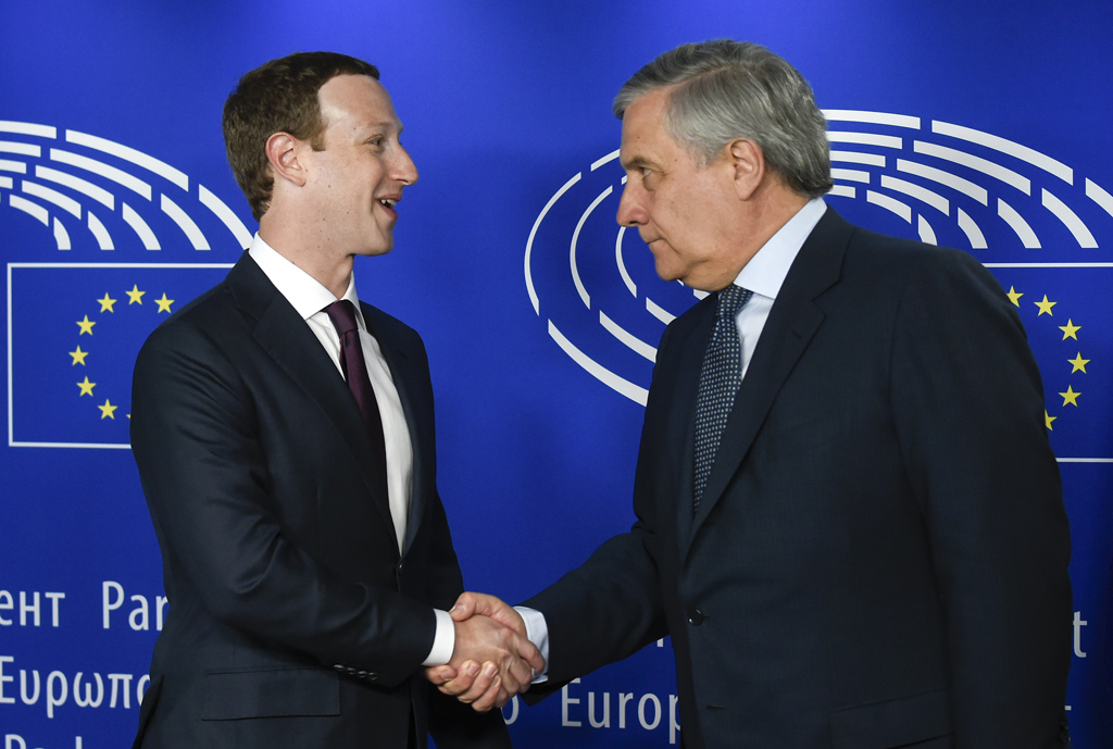 Mark Zuckerberg und EU-Parlamentspräsident Antonio Tajani (Bild: John Thys/AFP)