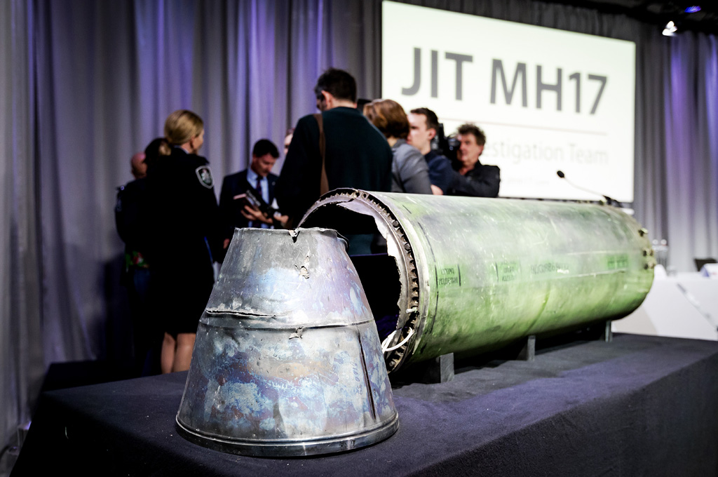Ein Teil der Rakete, die auf die MH17 abgefeuert worden war (Bild: Robin van Lonkhuijsen/AFP)