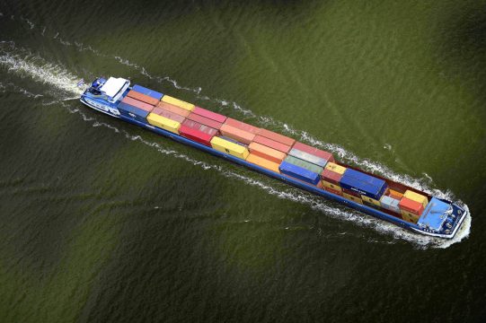 Containerschiff im Hafen von Antwerpen