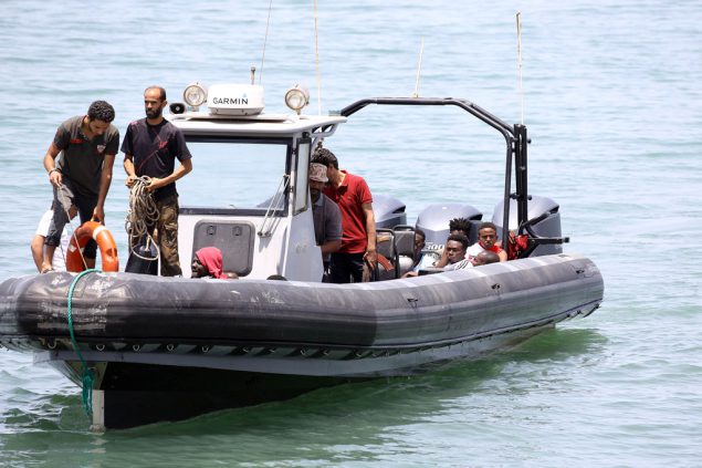 Die libysche Küstenwache rettet Migranten aus Seenot