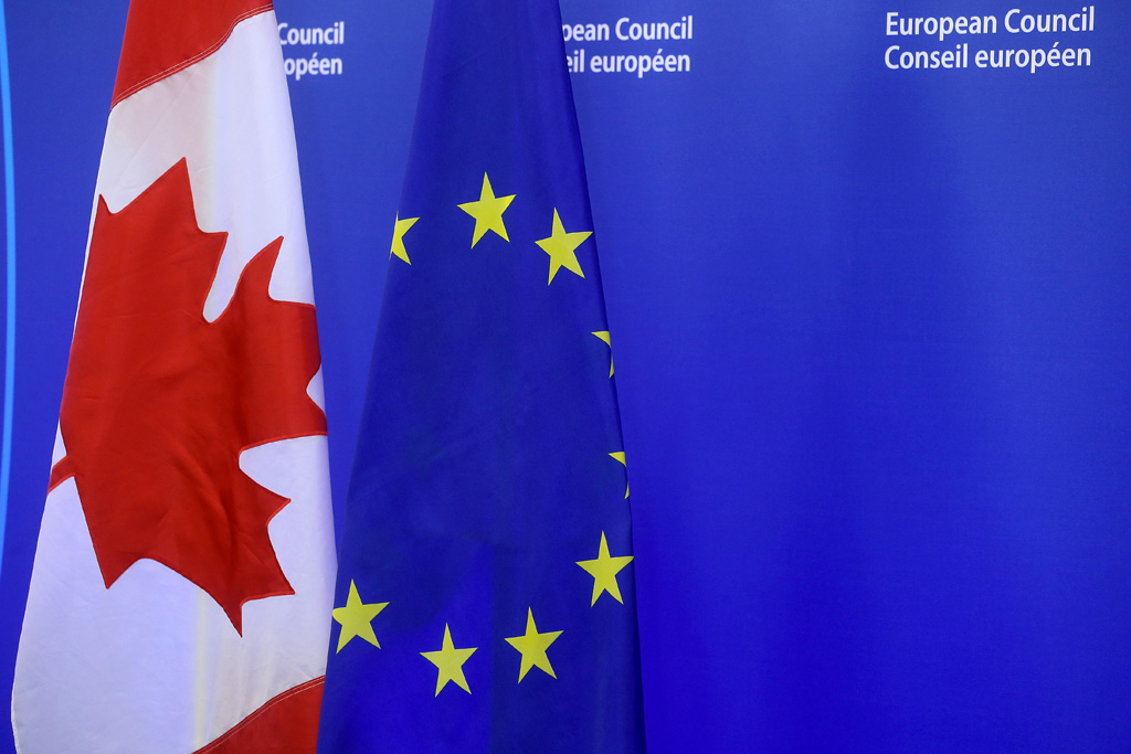 Kanadische und europäische Flaggen