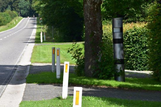 Anwohner des Losheimergrabens installieren Radar-Attrappe