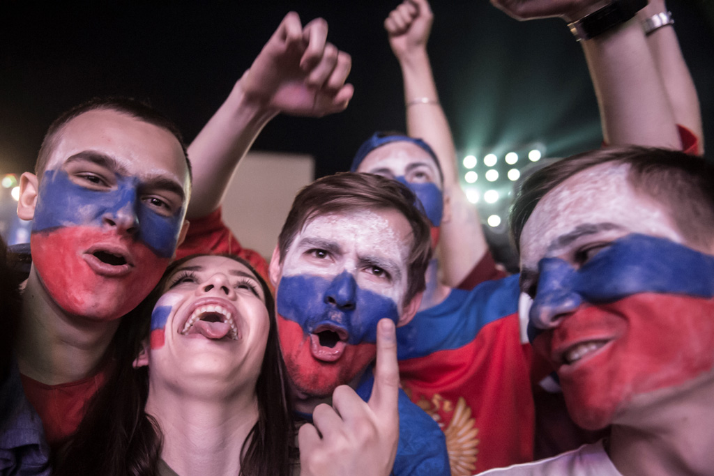 Russische Fans feiern das Erreichen des Achtelfinals