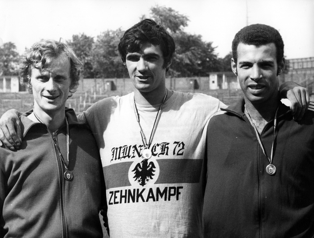 Der frühere Malmedyer Zehnkämpfer Freddy Herbrand (M.) am 5.8.1972 in Brüssel (Bild: BELGA)