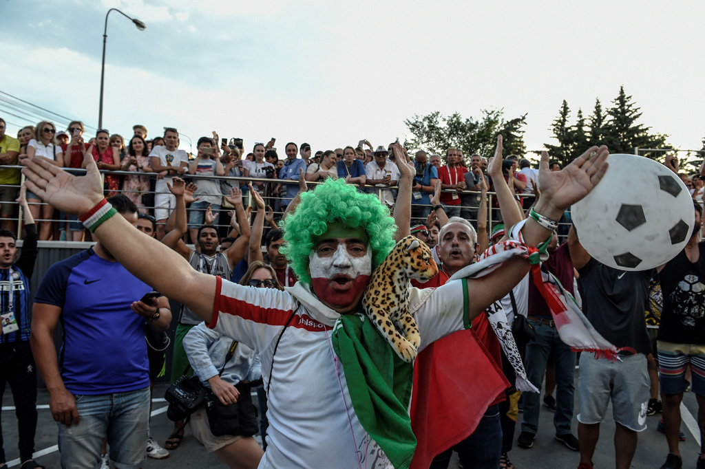 Iranische Fans schlagen Krach vor dem Hotel der portugiesischen Mannschaft in Saransk (24.6.2018)