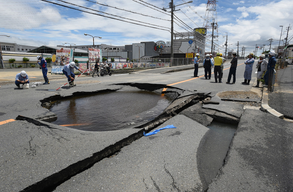 Straßenschäden nach einem Erdbeben in Japan