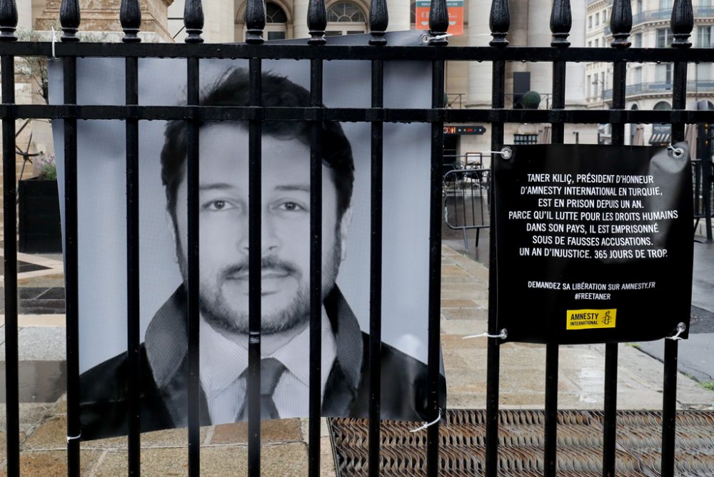 Plakat für die Freilassung von Taner Kilic in Paris