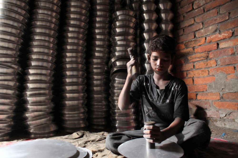 Kinderarbeit in einer Aluminium-Fabrik in Bangladesch (Bild: Abir Abdullah/EPA)