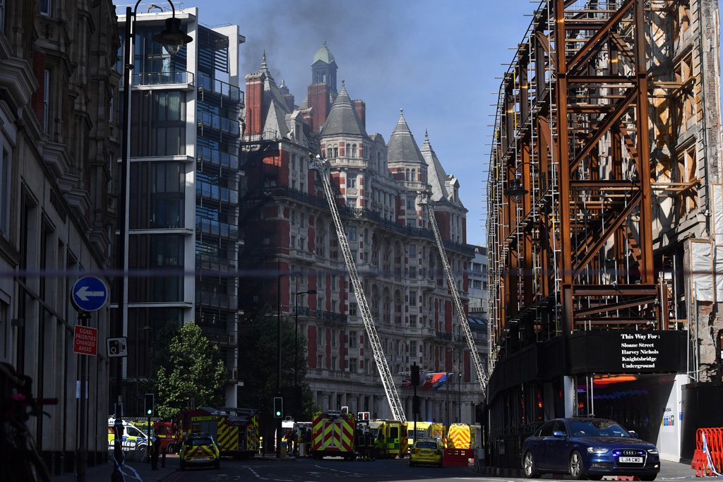 Feuerwehrleute löschen den Brand im Mandarin Oriental hotel in central London on June 6, 2018. A fire broke out at London's Mandarin Oriental Hotel in London (6.6.2018)