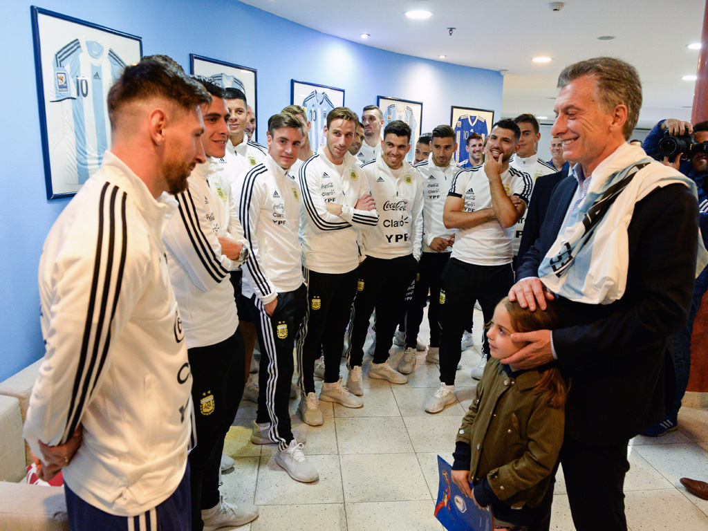 Argentiniens Präsident Mauricio Macri und die argentinische Fußballnationalmannschaft (Bild: Argentinian Presidency/AFP)