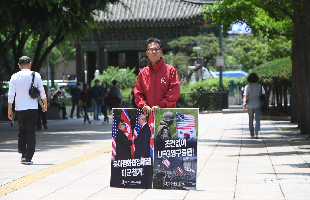 Ein südkoreanischer Aktivist protestiert in Seoul gegen die gemeinsamen Militärmanöver mit den USA