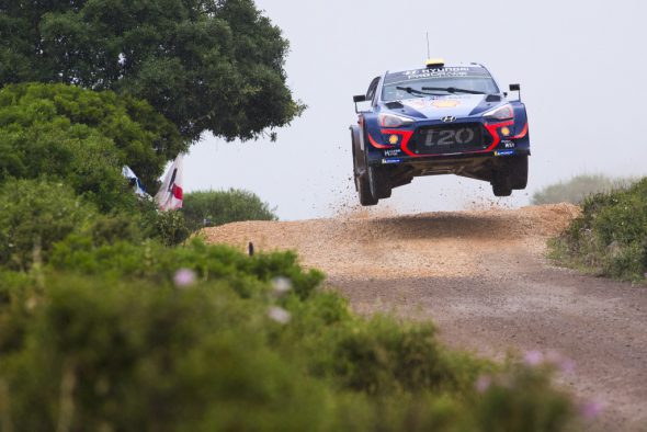 Zur Tageshalbzeit lag Andreas Mikkelsen in Führung (Bild: Helena El Mokni/Hyundai Motorsport GmbH)