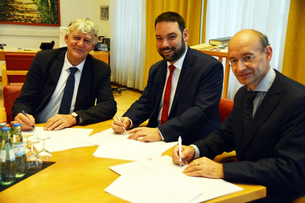 Rektor der RWTH Aachen Prof. Dr.-Ing. Ernst Schmachtenberg, Minister Harald Mollers und AHS-Direktor Stefan Boemer (vlnr)