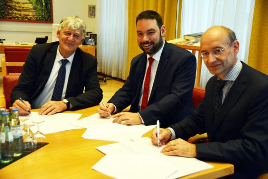 Rektor der RWTH Aachen Prof. Dr.-Ing. Ernst Schmachtenberg, Minister Harald Mollers und AHS-Direktor Stefan Boemer (vlnr)
