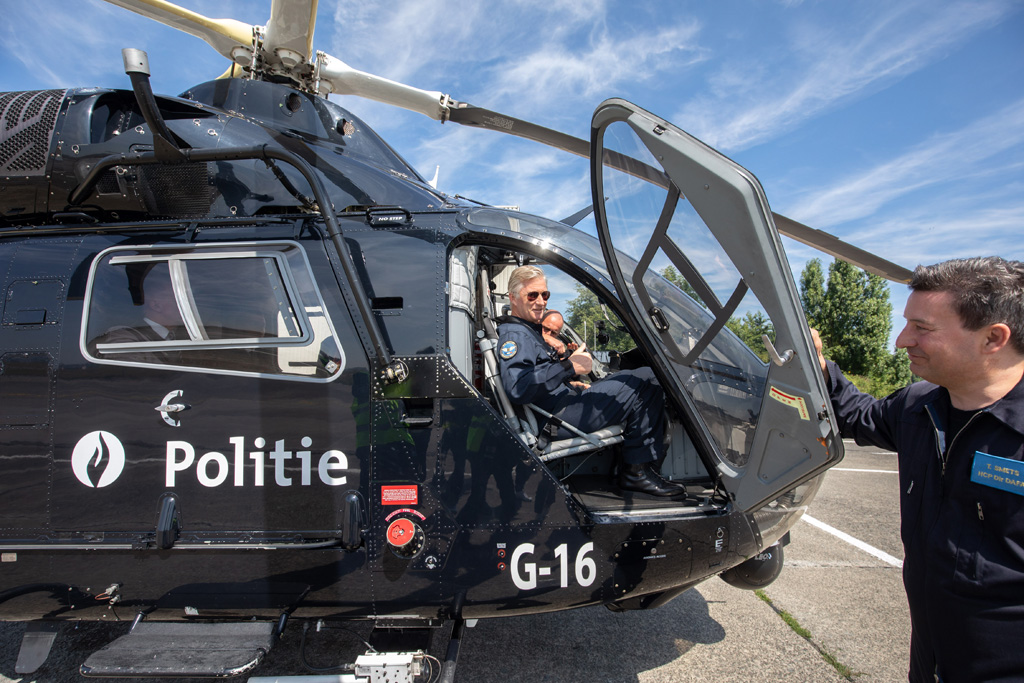 König Philippe fliegt mit Polizisten der Luftunterstützung