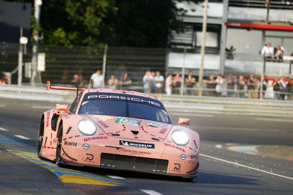 In der Klasse LMGTE Pro siegt das "rosa Schweinchen" von Laurens Vanthoor, Michael Christensen und Kevin Estre (Bild: Porsche Motorsport)
