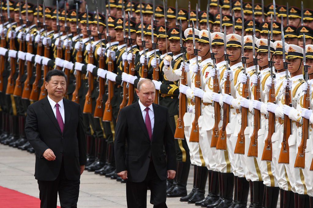 Chinas Präsident Xi Jinping und Russlands Präsident Wladimir Putin (Bild: Greg Baker/Pool/AFP)