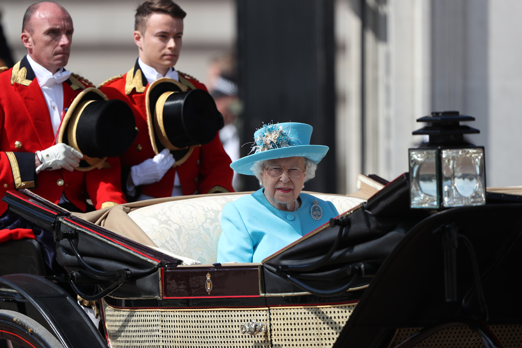 Queen Elizabeth II am 9.6.2018 bei der Kutschfahrt durch London zu ihrem 92. Geburtstag