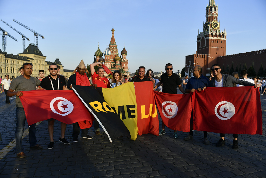 Tunesien-Fans und Rote-Teufel-Fans posieren zusammen in Moskau (Bild: Dirk Waem/Belga)