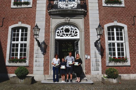 Schülerin Berangère Bongartz aus Eynatten (2.v.l.), die die Spielebox getestet hat, zusammen mit ihrem Lehrer Andreas Jerusalem (2.v.r.) und Ministerin Isabelle Weykmans (r.) (Bild: Anne Kelleter/BRF)