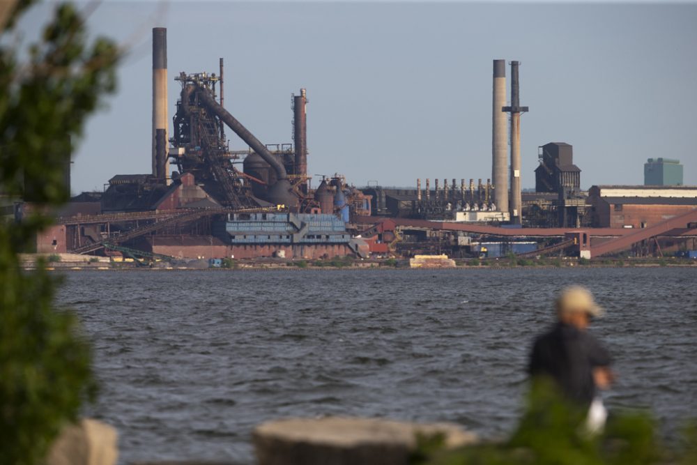 Stahlwerk in den USA - Die USA haben Strafzölle auf Aluminium und Stahl in der EU verhängt