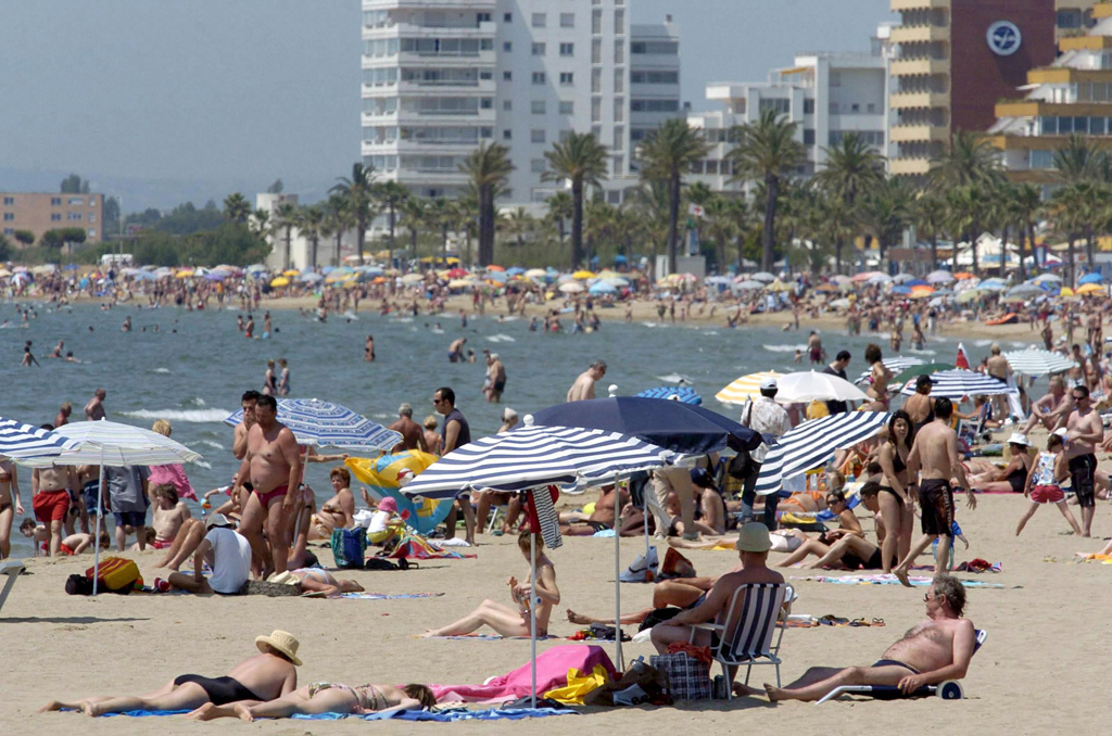 Urlauber am Strand von Katalonien (Archivbild: Robin Townsend, EPA)