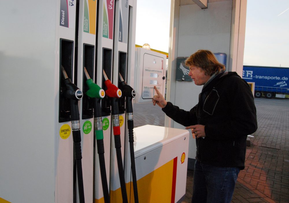 Autofahrer an der Tankstelle (Bild: Sophie Kip/Belga)