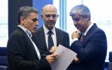 Griechenlands Finanzminister Euklid Tsakalotos, EU-Kommissar Pierre Moscovici und Eurogruppenchef Mario Centeno (Bild: John Thys/AFP)