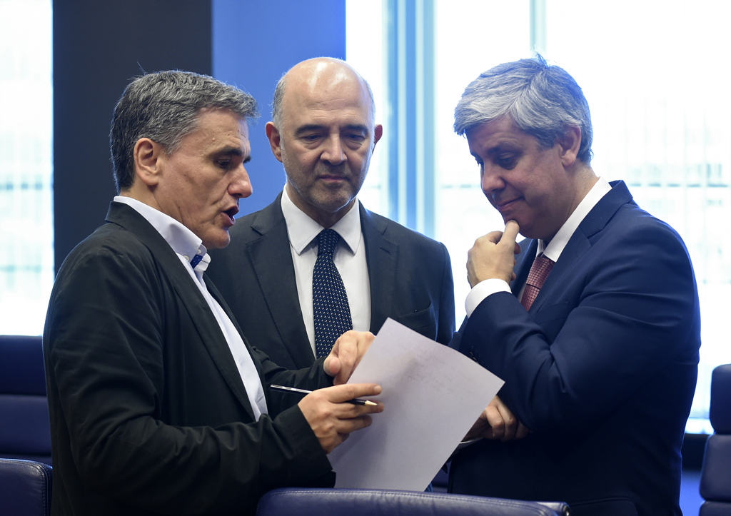 Griechenlands Finanzminister Euklid Tsakalotos, EU-Kommissar Pierre Moscovici und Eurogruppenchef Mario Centeno (Bild: John Thys/AFP)