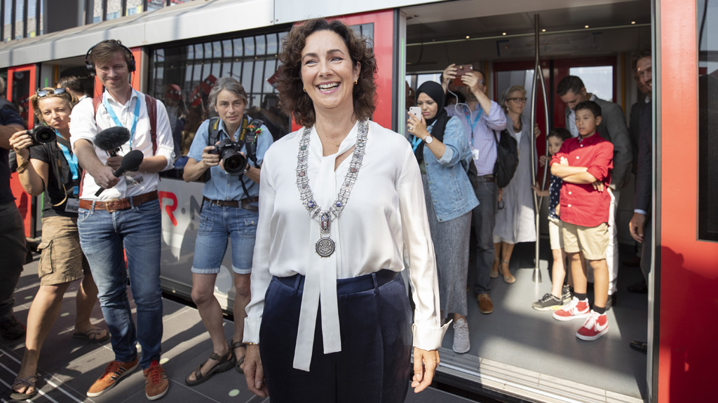 Bürgermeisterin Femke Halsema vor der neuen Metro von Amsterdam